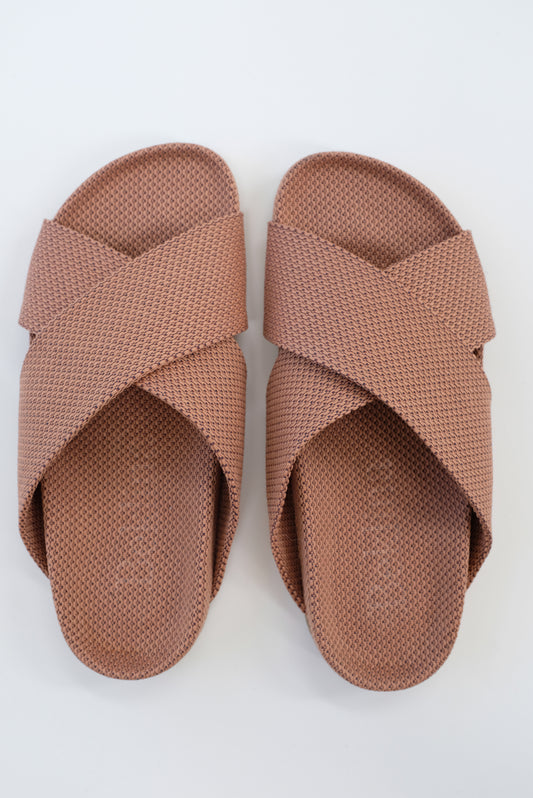 Beklina Gubi Cross Slide Clay