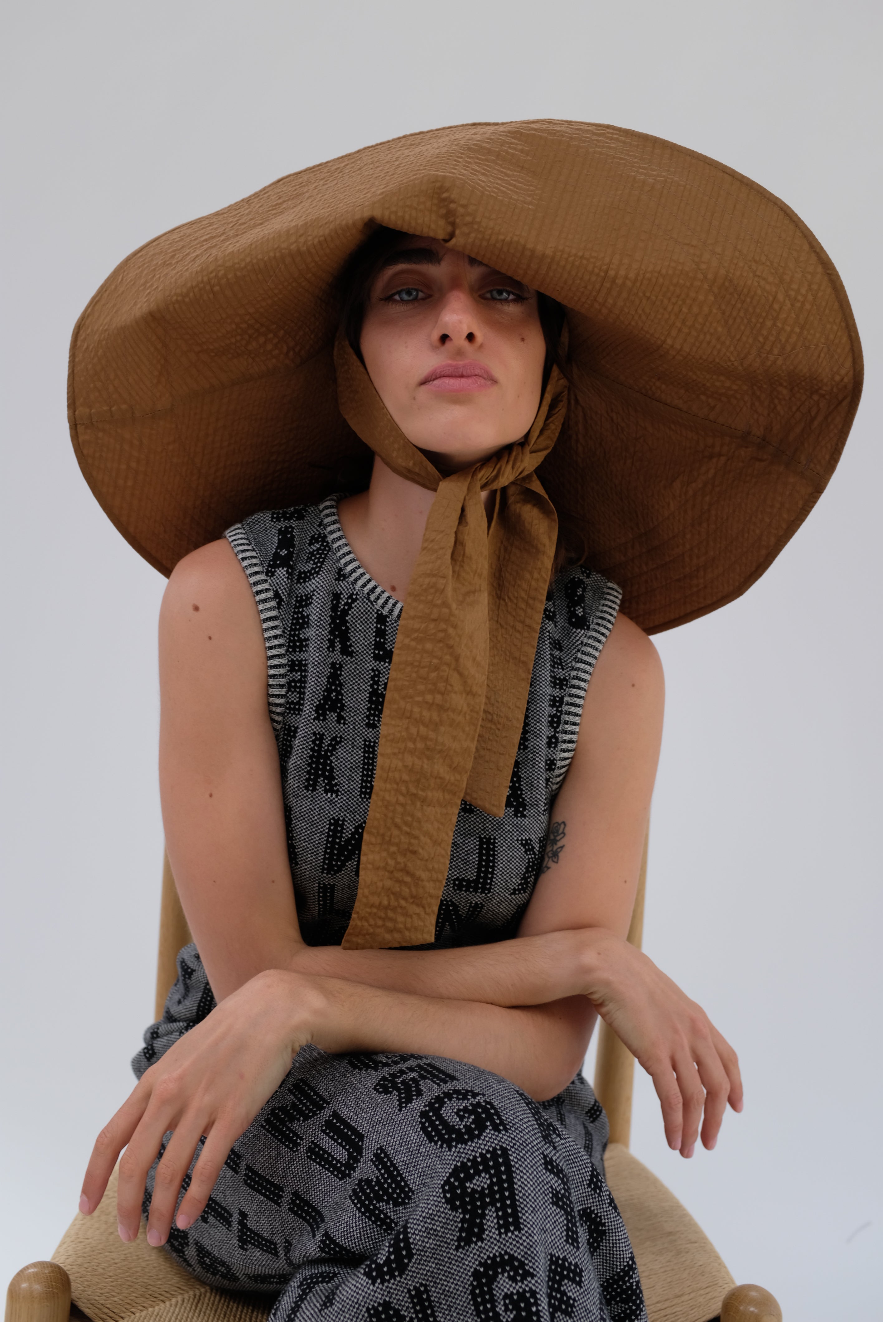 Beklina Voluminoso Tie Hat Brown
