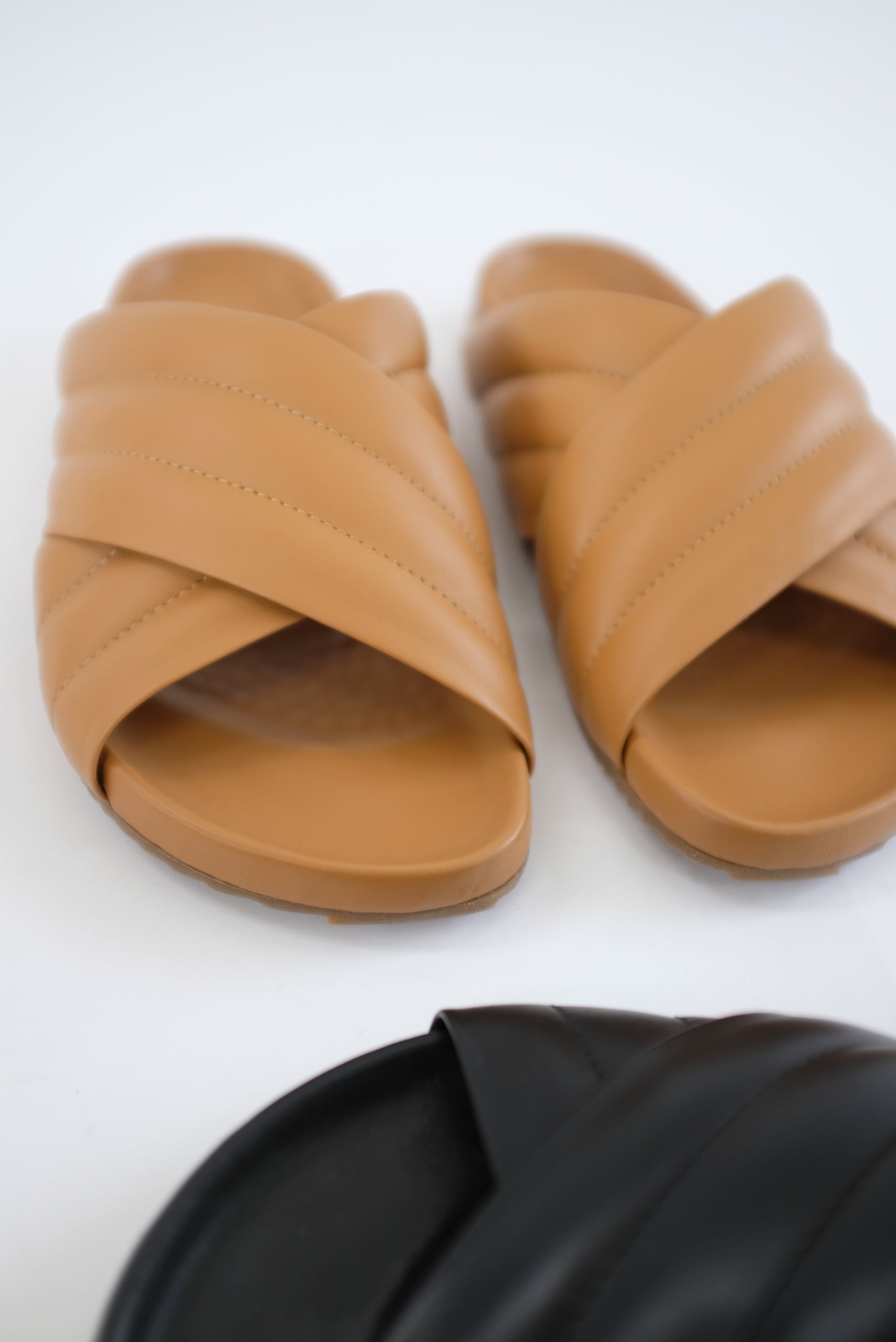 Beklina Gubi Cross Slide Nuez