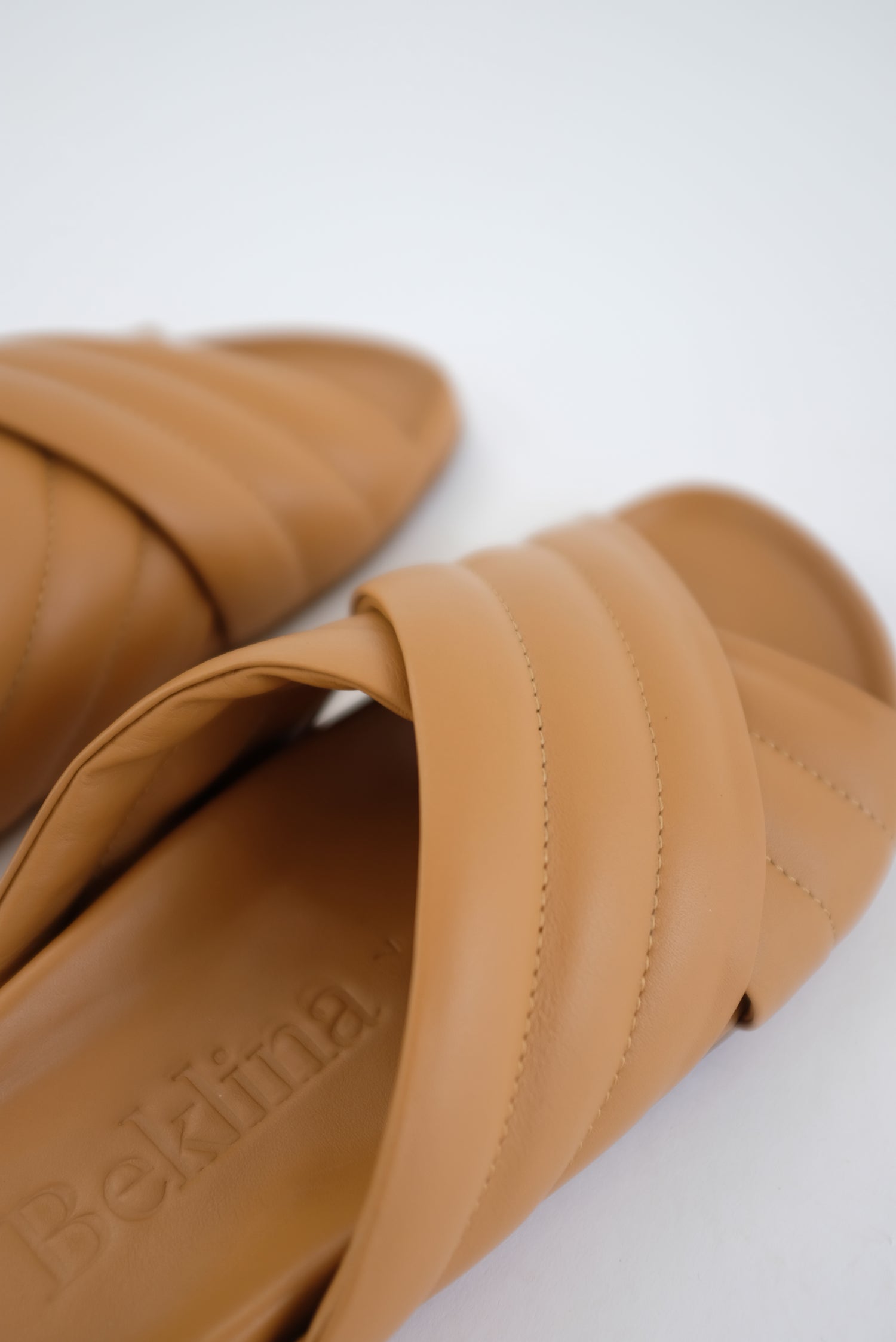 Beklina Gubi Cross Slide Nuez