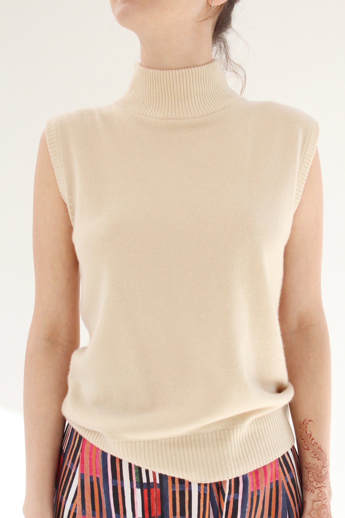 Beklina Cashmere Sleeveless Turtleneck Cashew