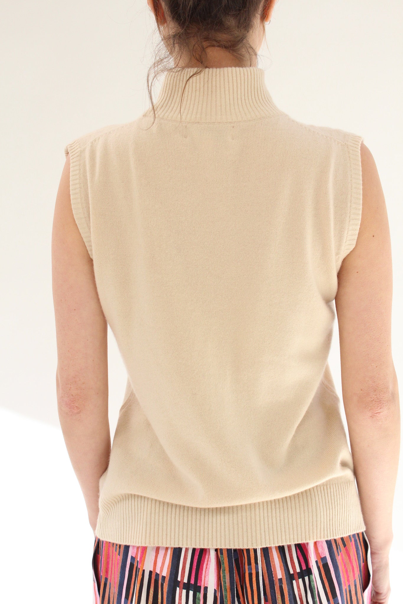 Beklina Cashmere Sleeveless Turtleneck Cashew