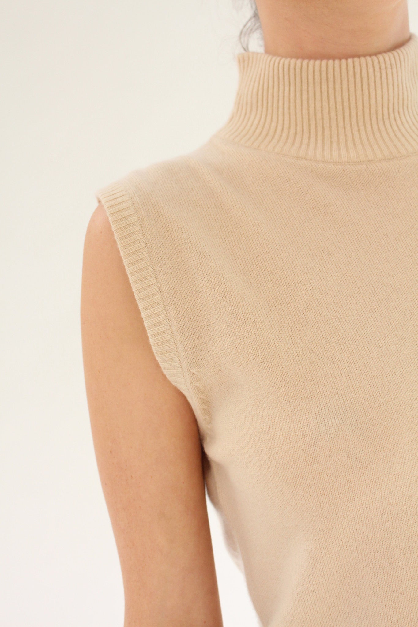 Beklina Cashmere Sleeveless Turtleneck Cashew